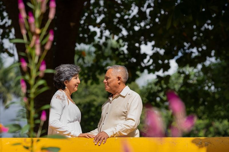 Pareja mayor conversando con calidez en un jardín
