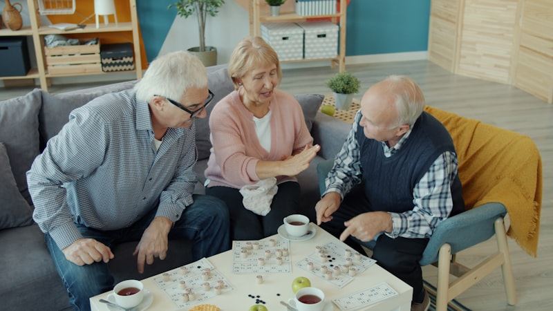 Adultos mayores conversando y compartiendo su experiencia
