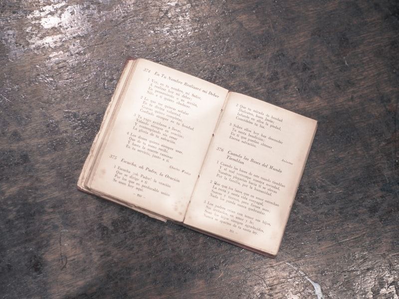 Libro antiguo muy usado, páginas gastadas