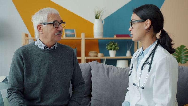 Persona mayor conversando con su médico de igual a igual
