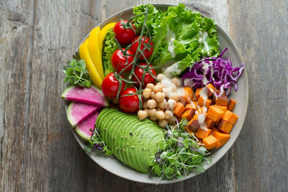 Ensalada fresca de verduras, comida completa e invitante