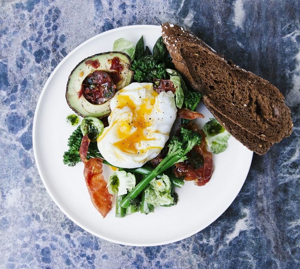 Plato de comida real y nutritiva con huevo y aguacate