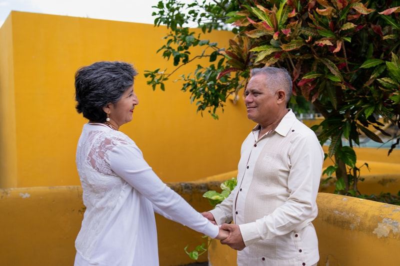 Pareja mayor tomada de la mano, cálida y esperanzadora