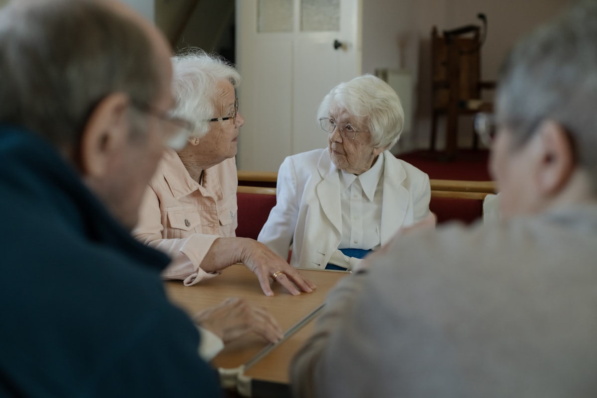 Grupo de personas mayores participando y conversando