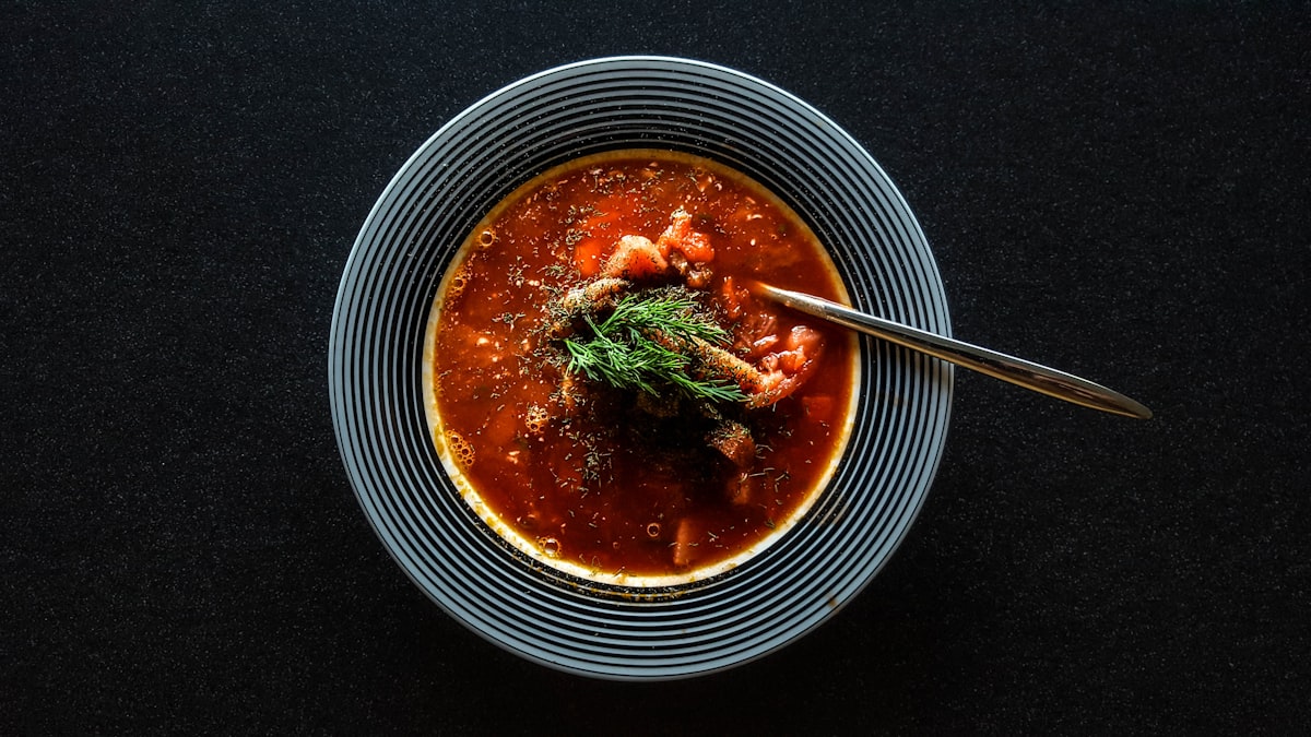 Guiso ligero de verduras servido en un tazón