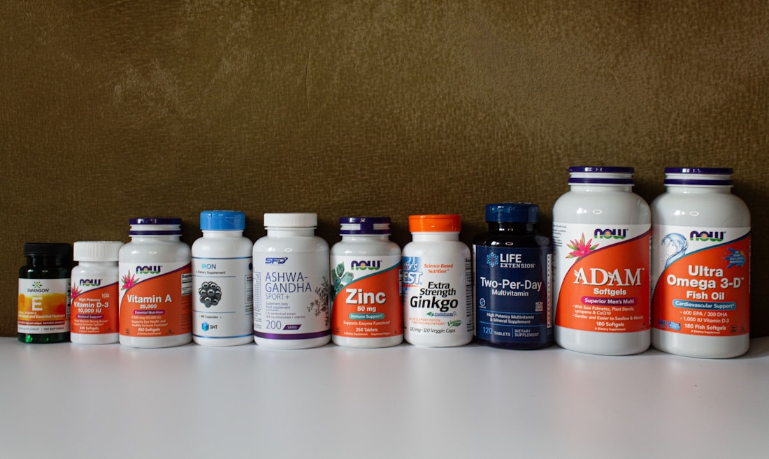 Fila de distintos frascos de vitaminas y suplementos, como los de la bolsa de Teresa
