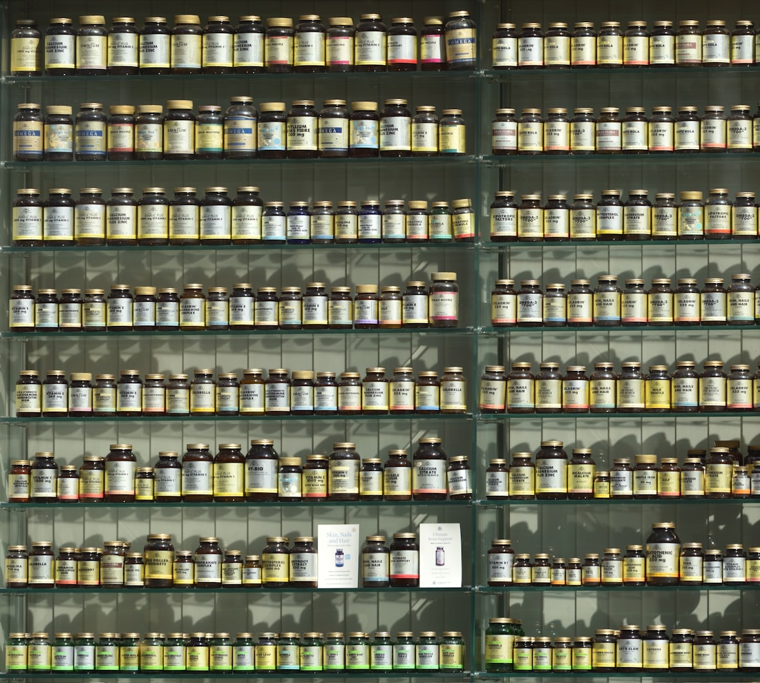 Anaquel con muchos frascos distintos de suplementos etiquetados