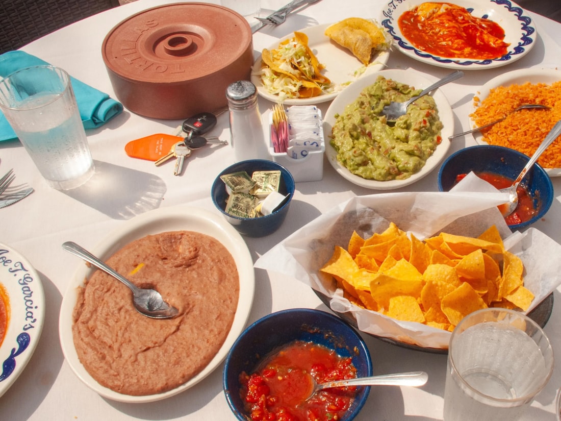Mesa con platillos mexicanos caseros y coloridos, comida real