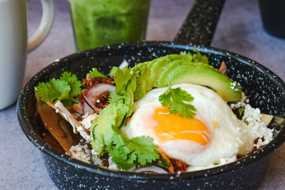 Huevos con frijoles, nopales y tortilla