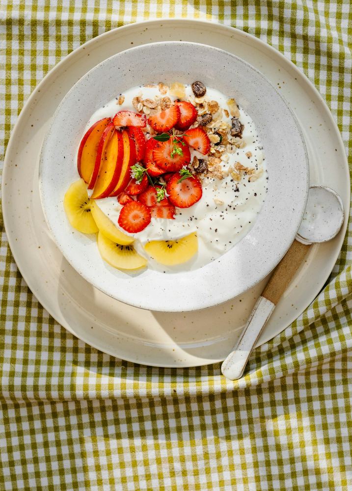 Yogur natural con fruta y nueces