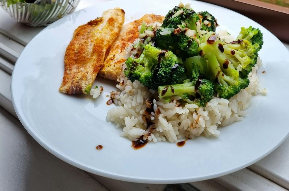 Pescado con verduras y arroz