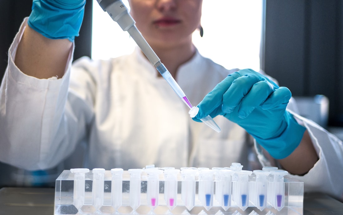 Científica realizando una prueba de laboratorio con tubos de ensayo