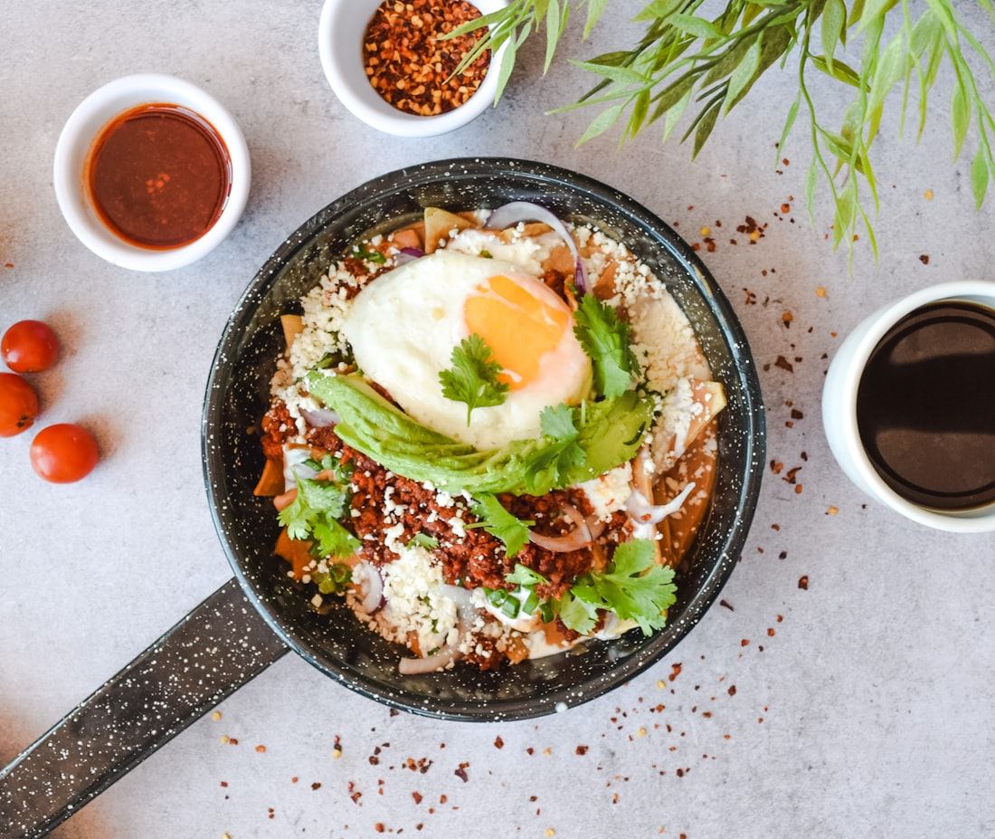 Platillo mexicano con huevo, aguacate y queso, una opción con proteína