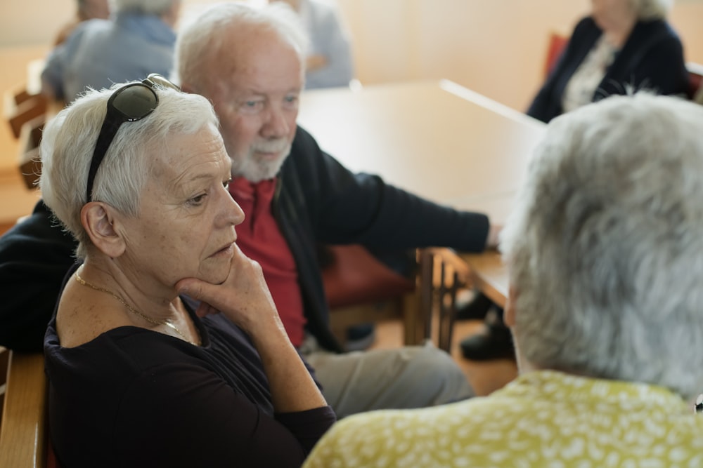 Grupo de personas mayores conversando y compartiendo recuerdos