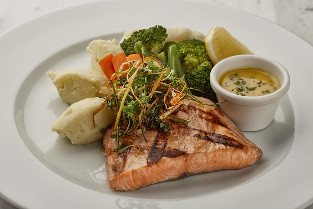 Plato saludable con pescado y verduras frescas
