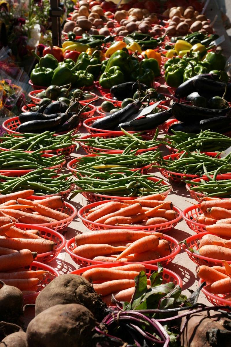 Verduras y leguminosas frescas de temporada en un mercado