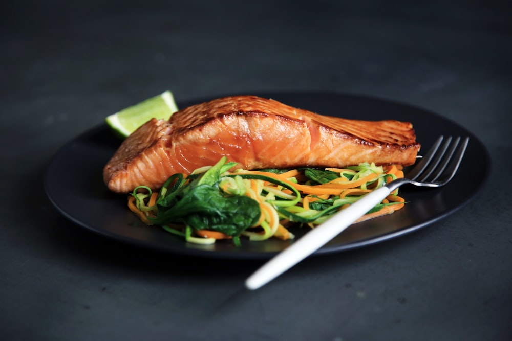 Filete de pescado a la plancha con verduras frescas