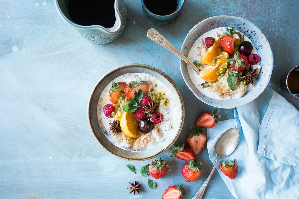 Tazones de avena con fruta fresca, un desayuno de liberación lenta