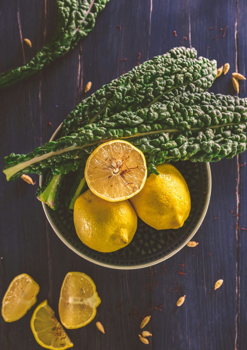 Hojas verdes oscuras y limones frescos, fuentes de hierro y vitamina C