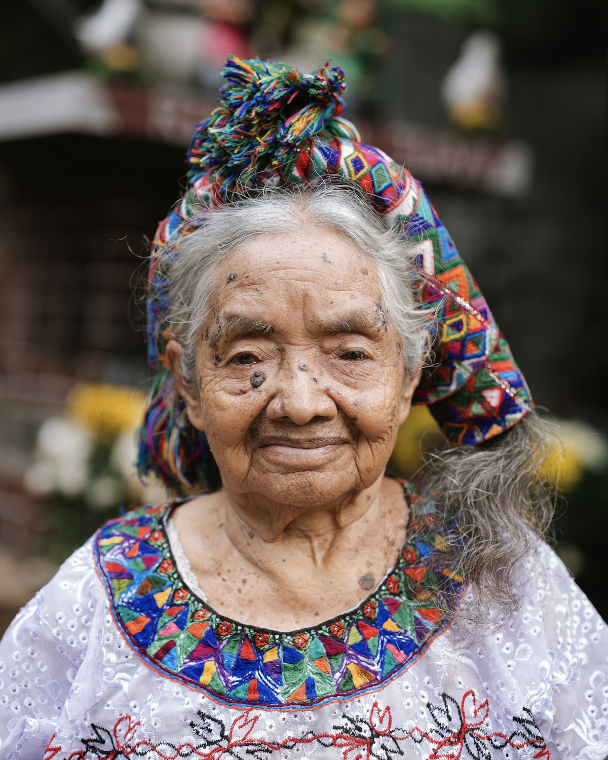 Retrato cálido y digno de una mujer mayor sonriendo