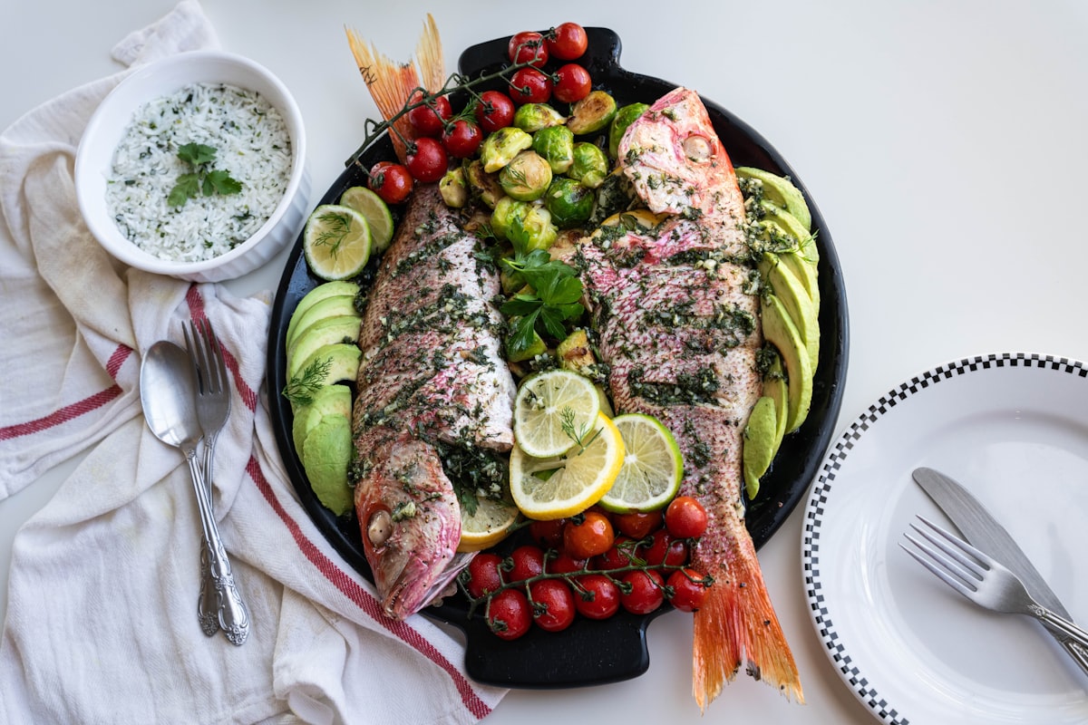 Filete de pescado con aguacate, jitomate y aceite de oliva