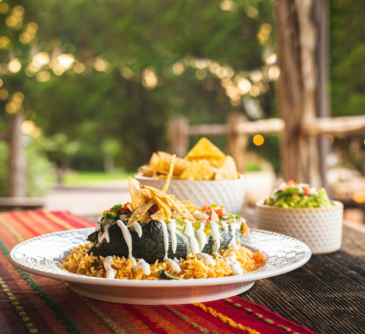 Platillo mexicano casero con chile, frijoles y verduras