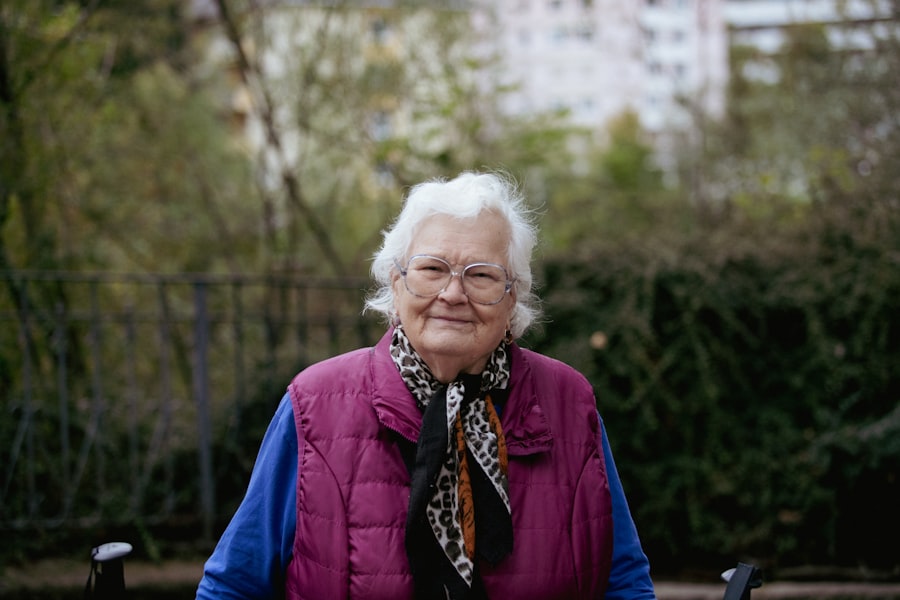 Retrato de una mujer mayor con lentes, expresión serena