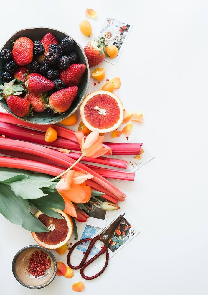 Variedad de frutas frescas de colores vivos sobre una mesa