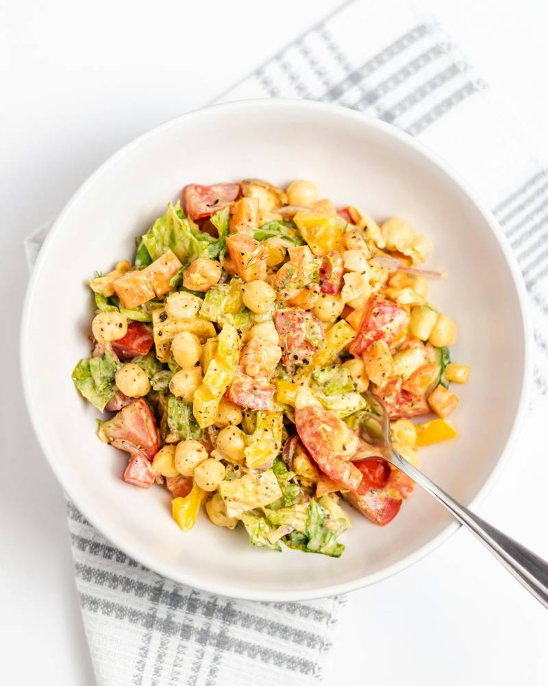 Plato colorido con verduras, proteína y granos