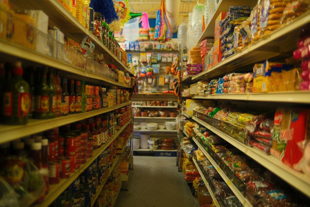 Pasillo de una tienda de abarrotes lleno de productos envasados