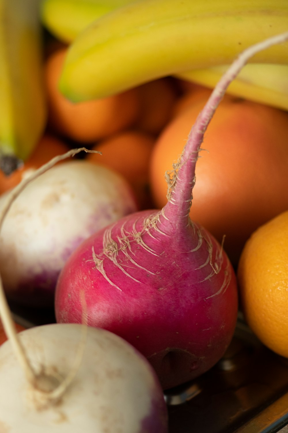 Plátanos, naranjas y verduras de raíz frescas y coloridas