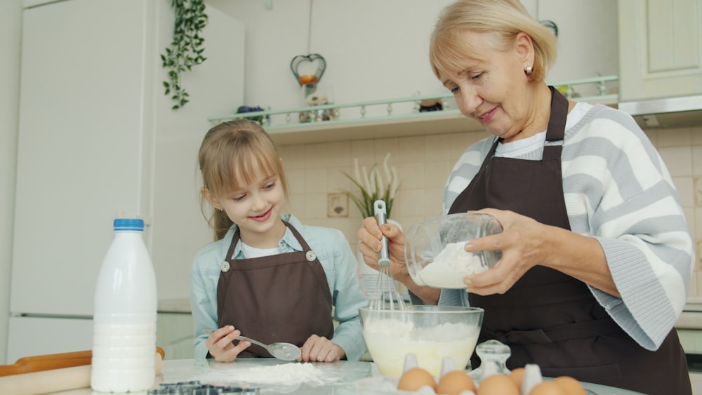 Abuela y nieta preparando juntas una receta casera en la cocina