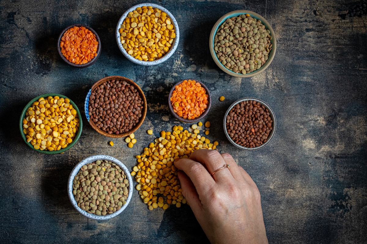 Tazones con distintos tipos de lentejas y legumbres de colores