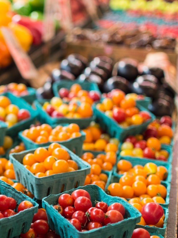 Puesto de mercado con enorme variedad de frutas y verduras de colores