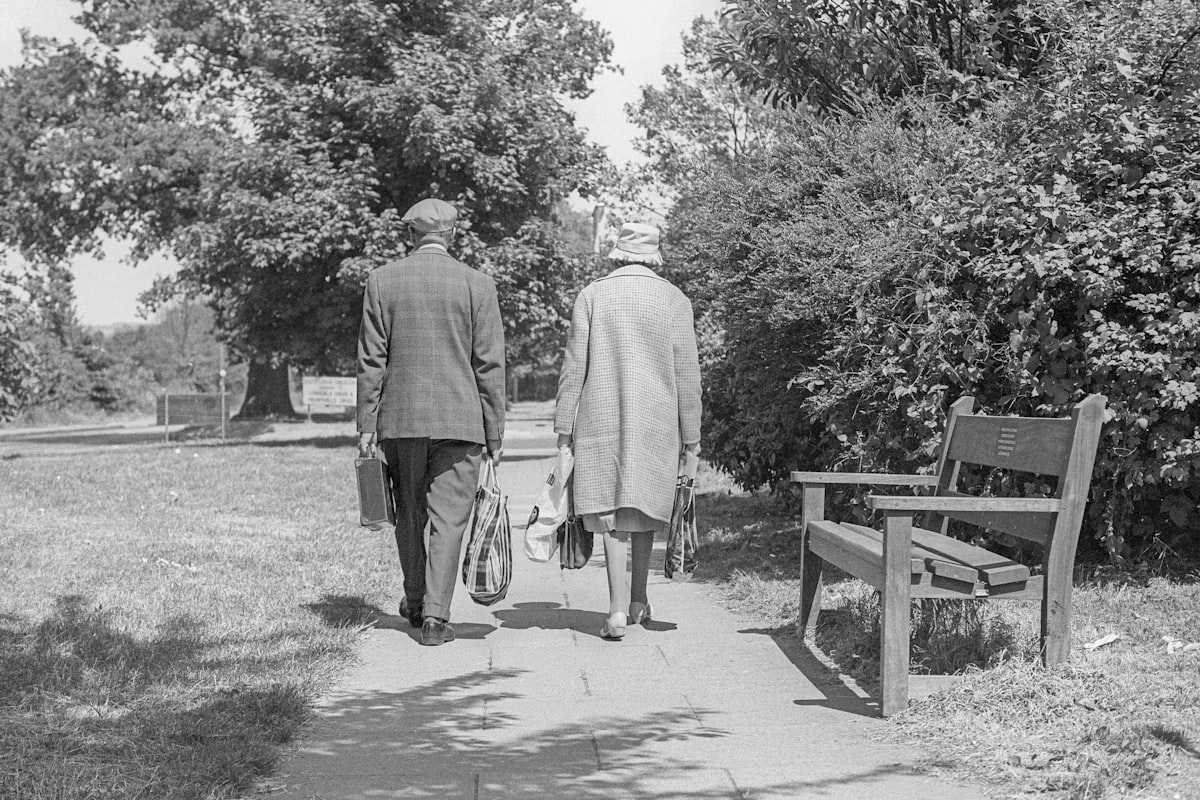 Pareja mayor caminando juntos por un parque
