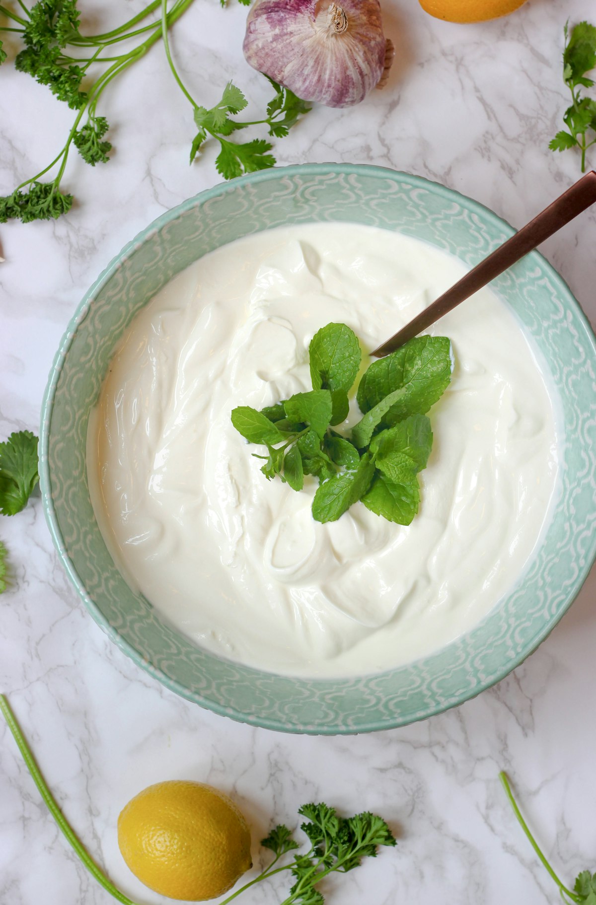 Tazón de yogur natural casero con hierbas frescas